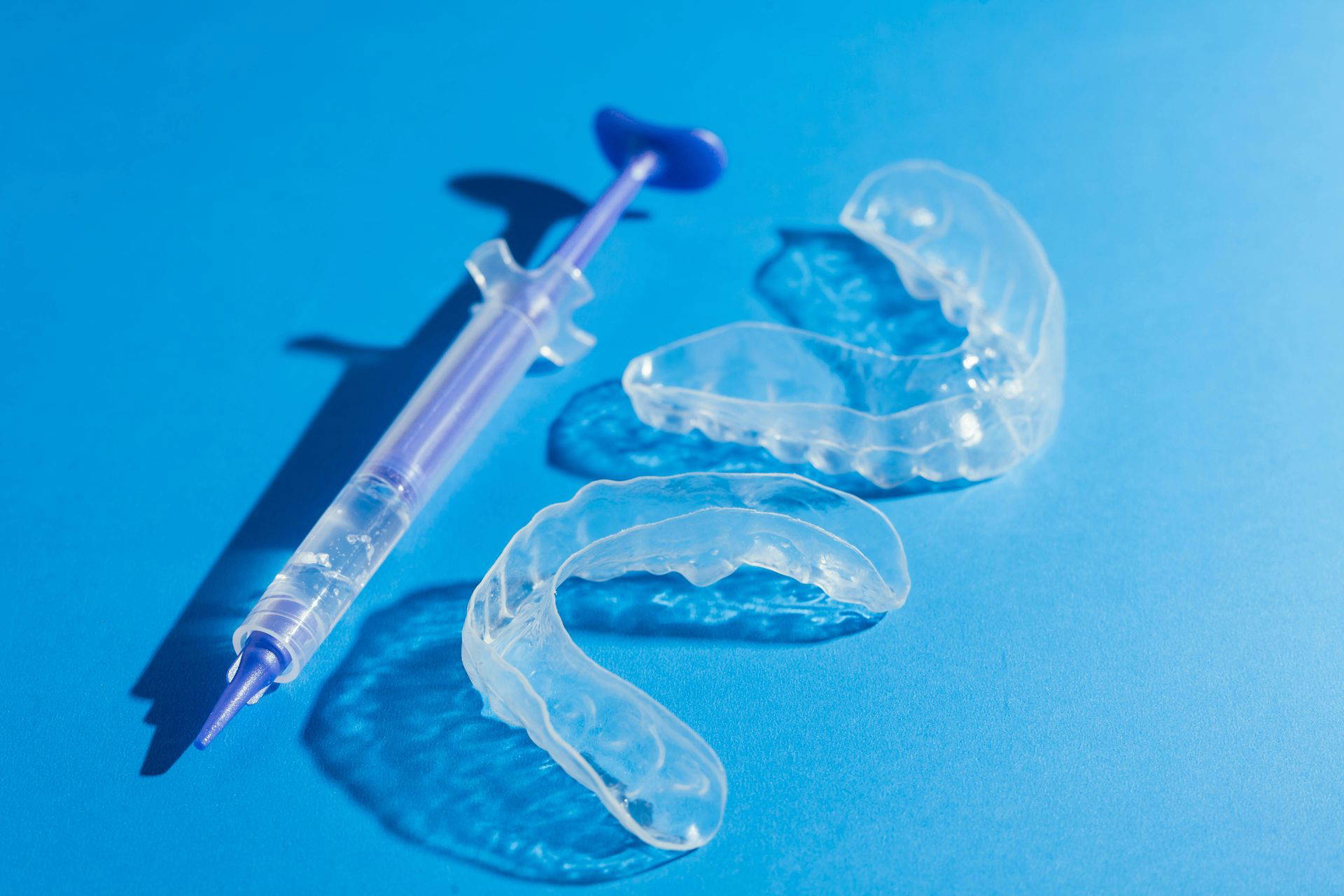Tooth whitening syringe and tray used for professional dental whitening treatment